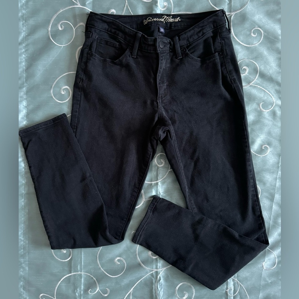 Universal Thread black mid rise curvy skinny jeans size 6/28R